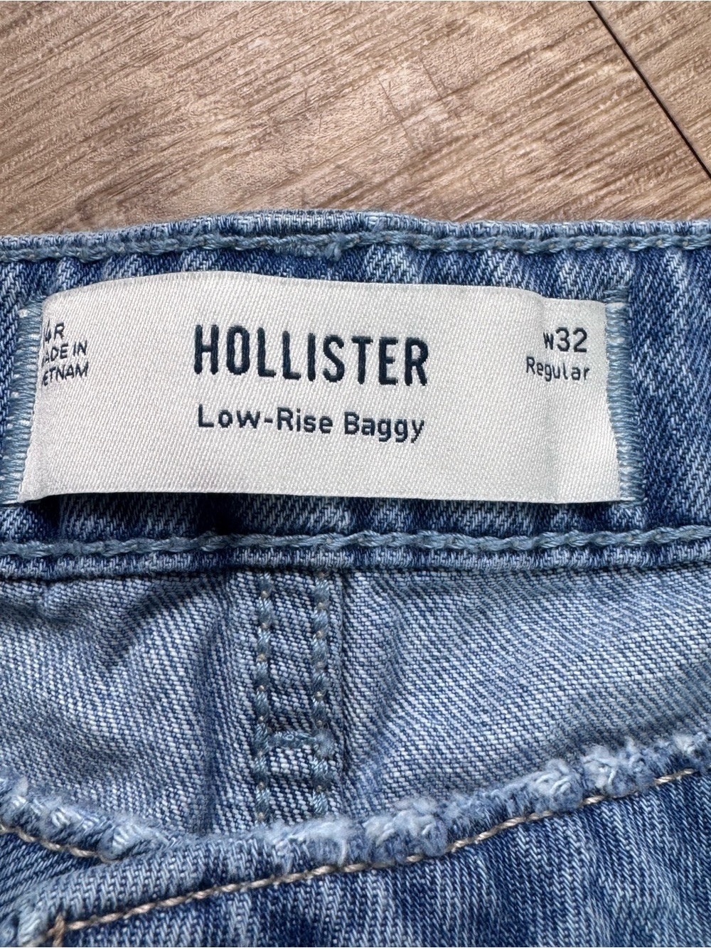 Hollister Low-Rise Baggy Jeans W32 14R Regular Light Wash Chain Charm Detail Y2K - Picture 4 of 11